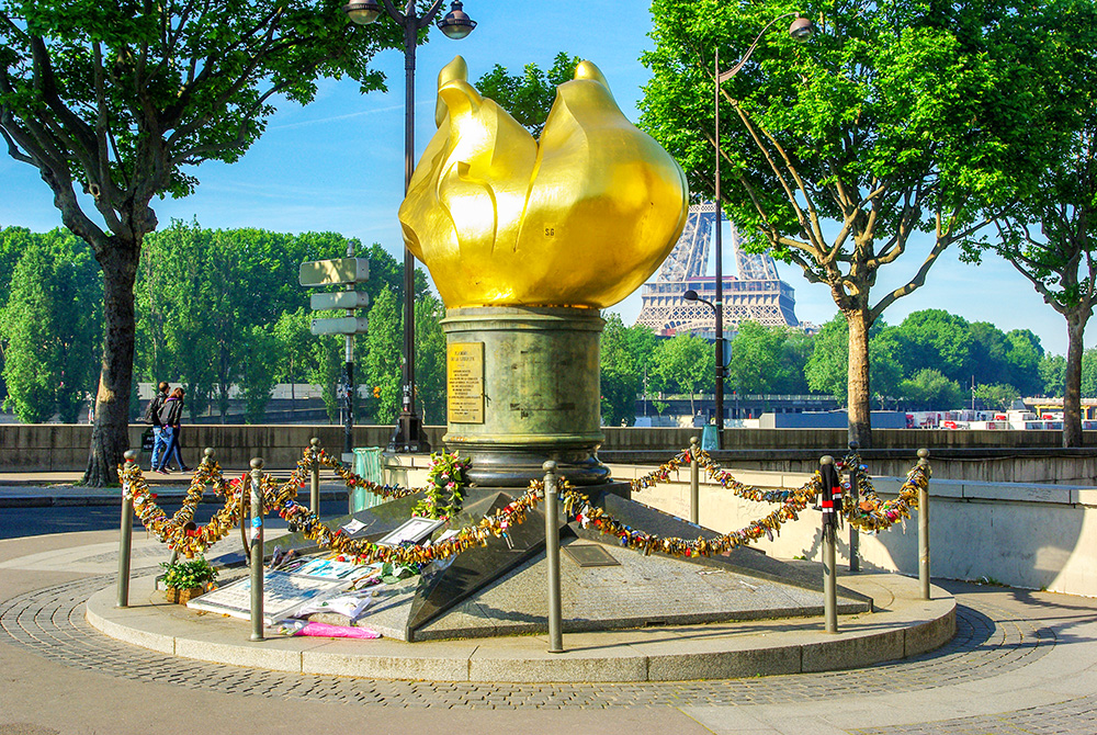 Princess Diana spontaneous memorial in Paris, France